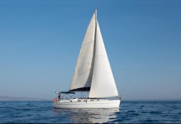 Beneteau Cyclades 39.3 navegando en Marbella, perfecto para exploraciones costeras y aventuras en alta mar con estilo y confort