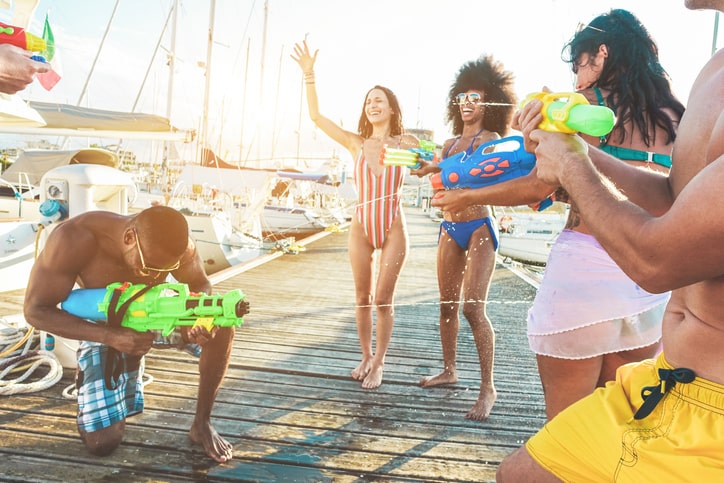 Celebración de cumpleaños en barco en Marbella, con amigos brindando