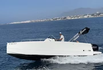 Nuva M6, modern and elegant, perfect for leisurely cruising and maritime getaways in Marbella